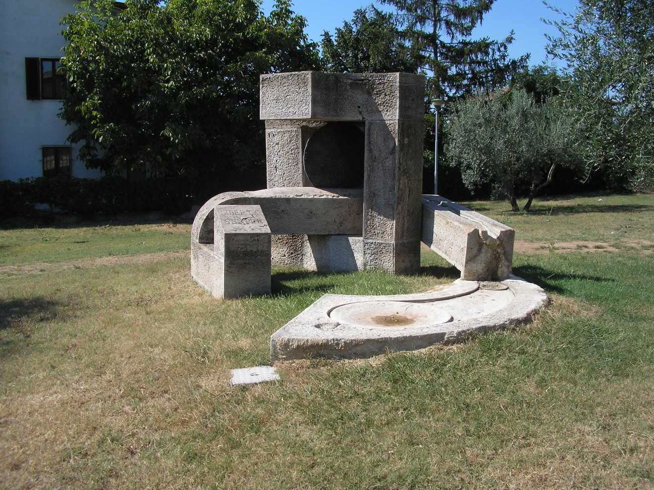 Monumento alla Resistenza, scultura in pietra che celebra la lotta per la libertà e la giustizia.