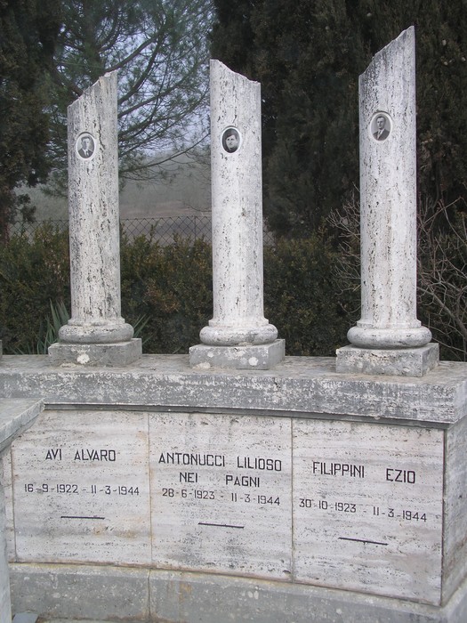 Monumento commemorativo ai martiri di Montaperti, dedicato a coloro che hanno perso la vita durante la Seconda Guerra Mondiale.