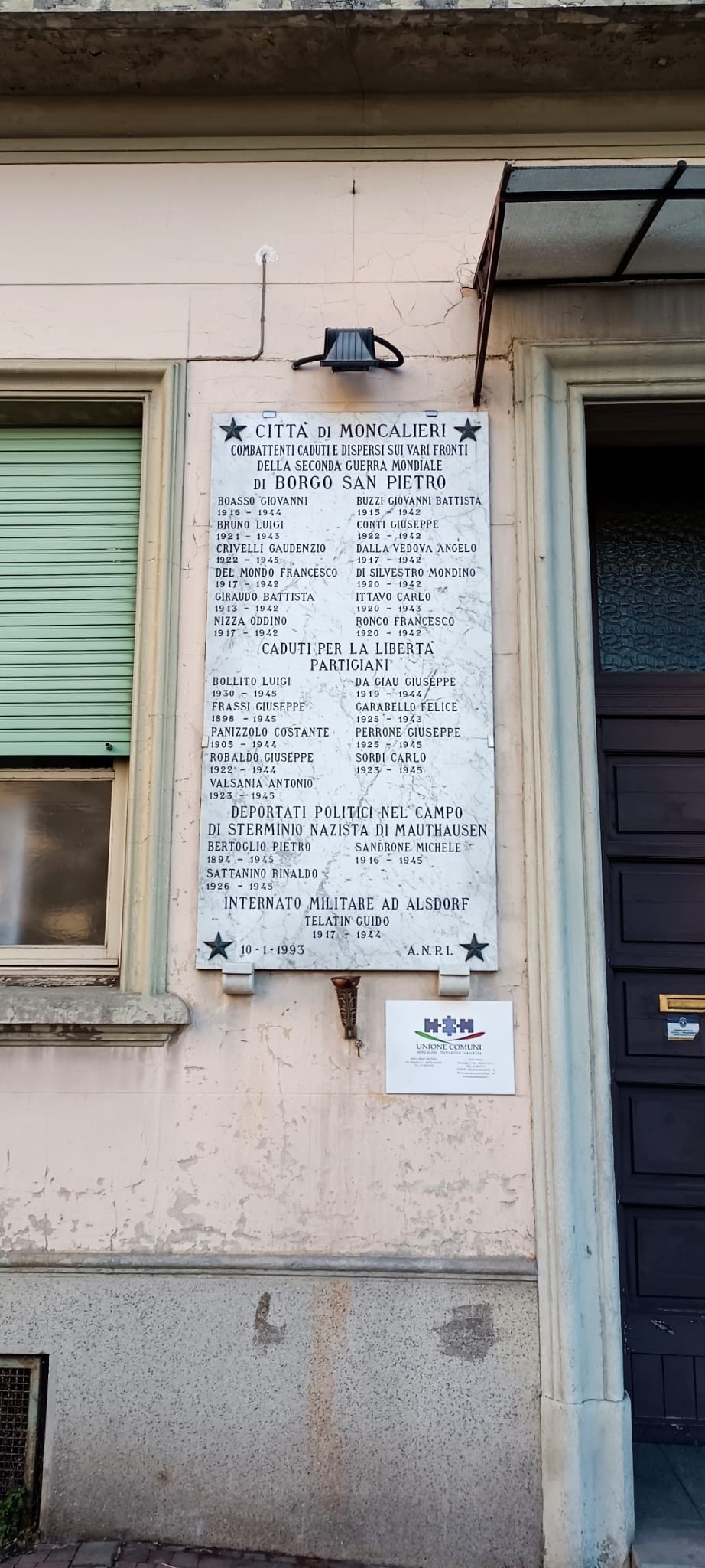 Lapide commemorativa dedicata ai caduti di Borgo San Pietro, affissa su un edificio.