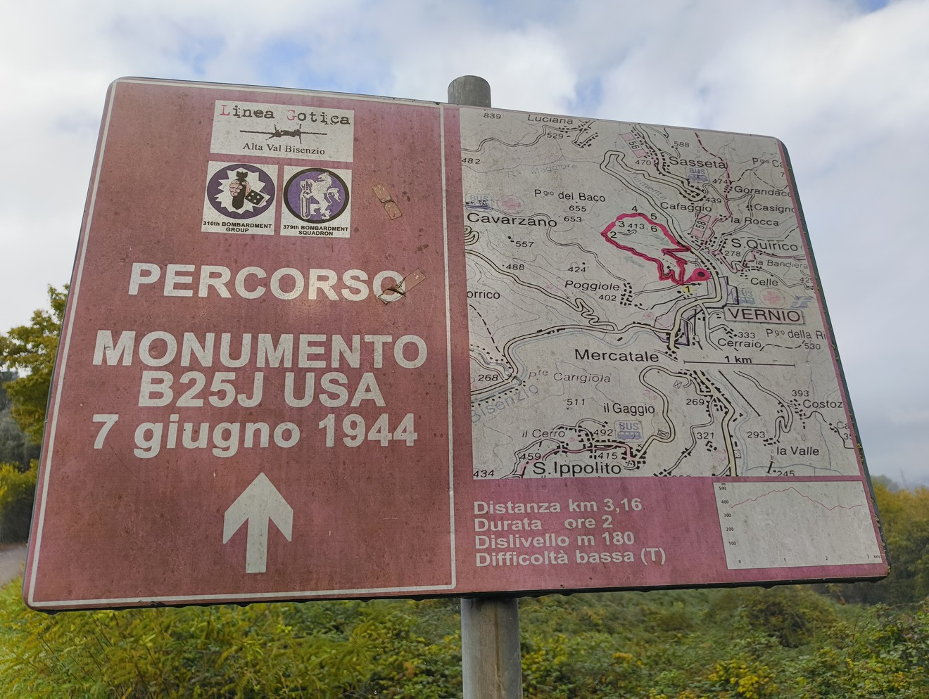 Segnale del percorso "Monumento B25J USA", commemorando eventi storici del 7 giugno 1944 nei pressi di Carbonale.