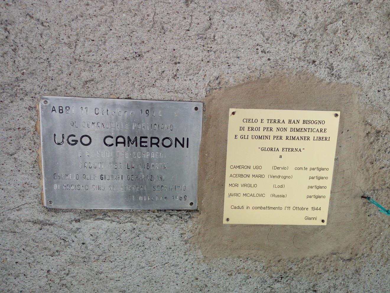 Targa commemorativa a Ugo Cameroni, situata nelle Baite di Abbio, in memoria dei caduti.