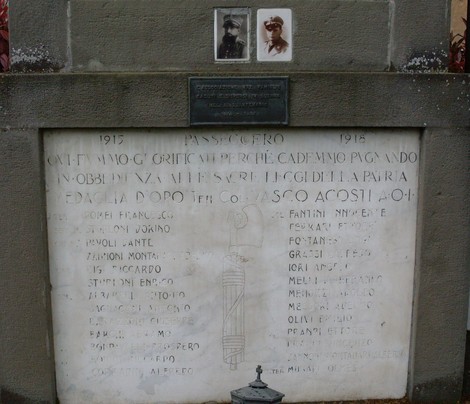 Monumento ai Caduti di San Prospero Strinati, commemorazione di eroi della Grande Guerra, con nomi incisi sulla pietra.