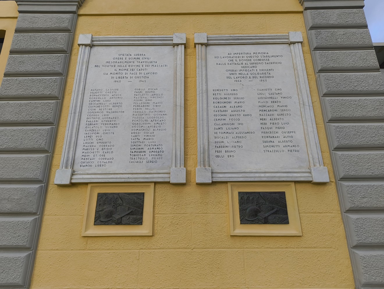 Lapidi commemorative dedicate ai caduti dei cantieri Orlando, in onore dei lavoratori perduti.