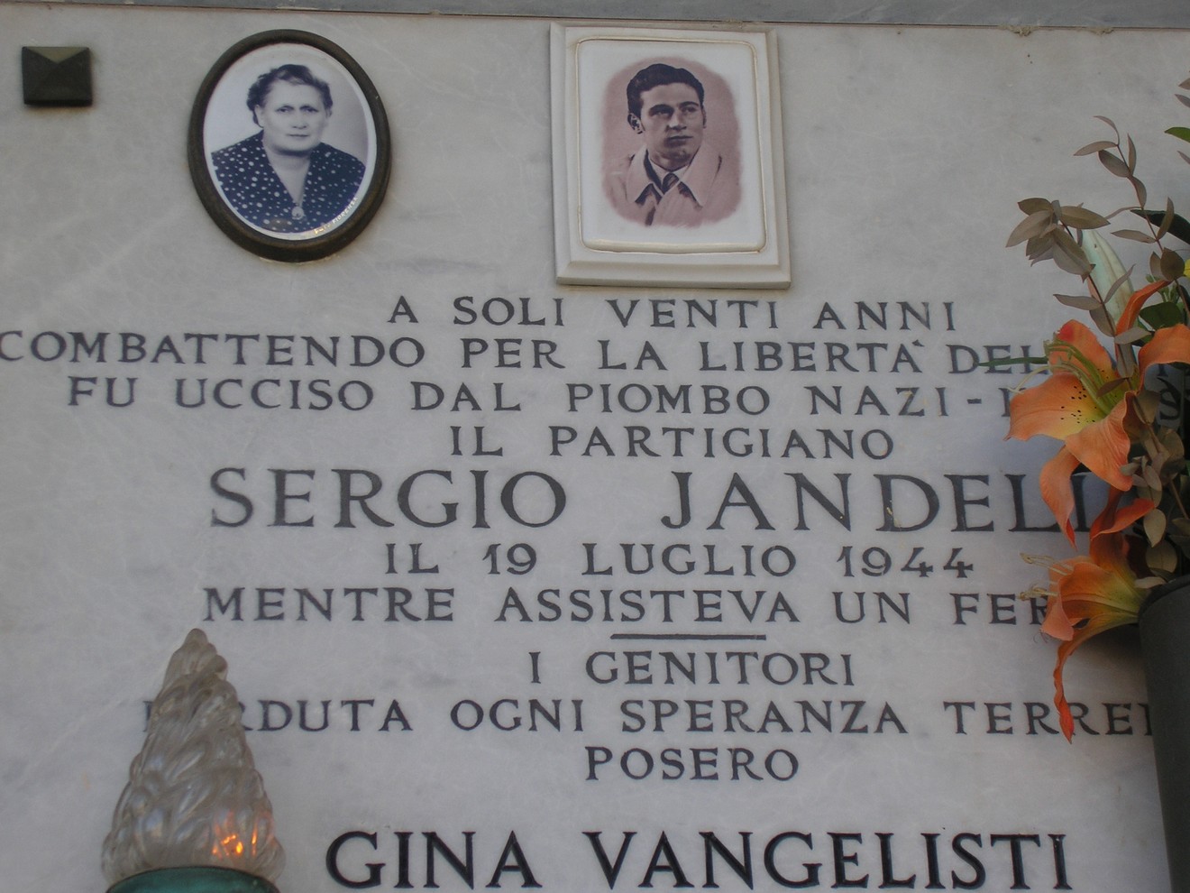 Sepolcro di Sergio Jandelli, partigiano ucciso nel 1944, commemorato con fotografie e dedica affettuosa.