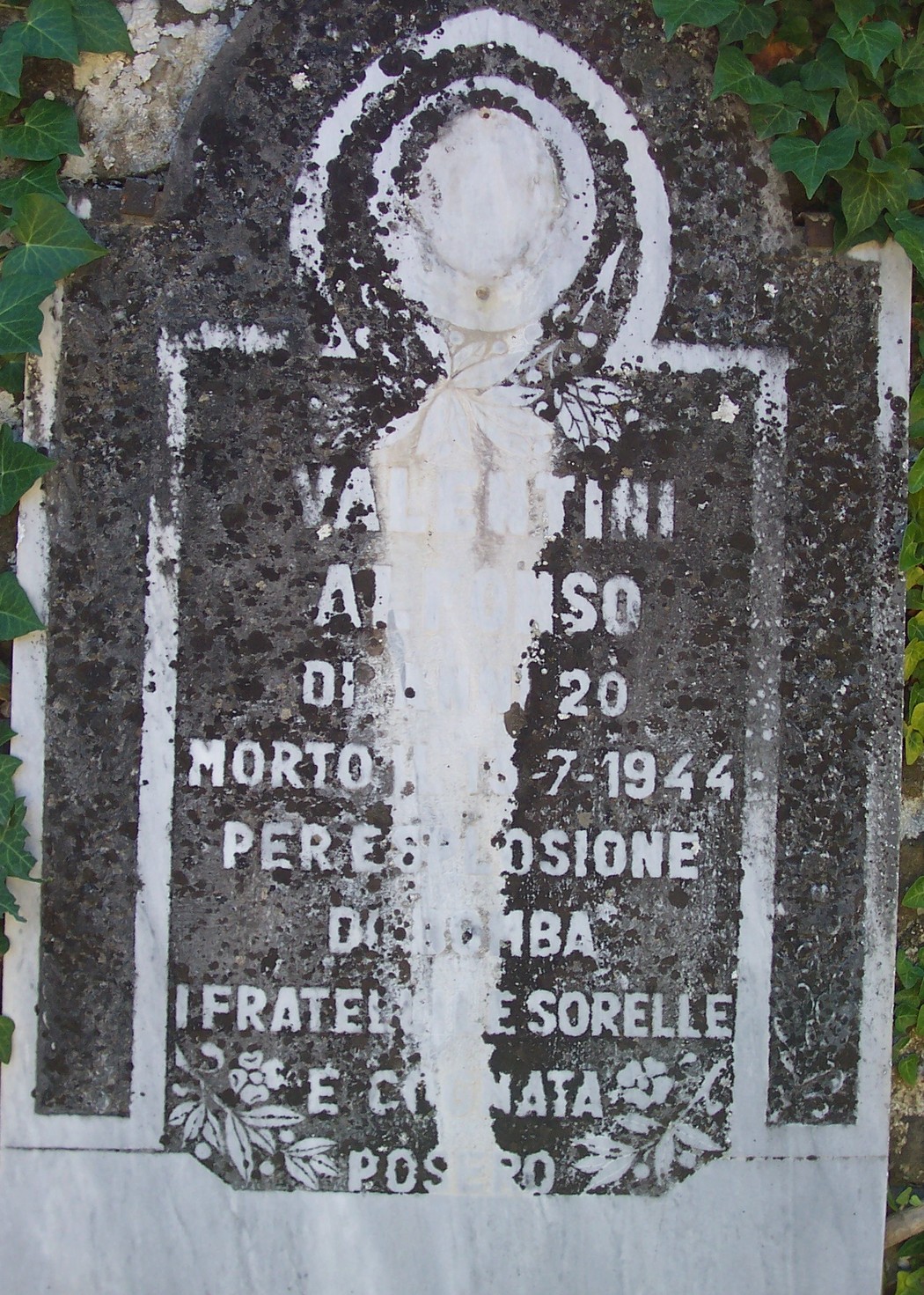 Sepolcro di Valentini, commemorazione di un defunto con dedica e indicazione di morte per esplosione nel 1944.