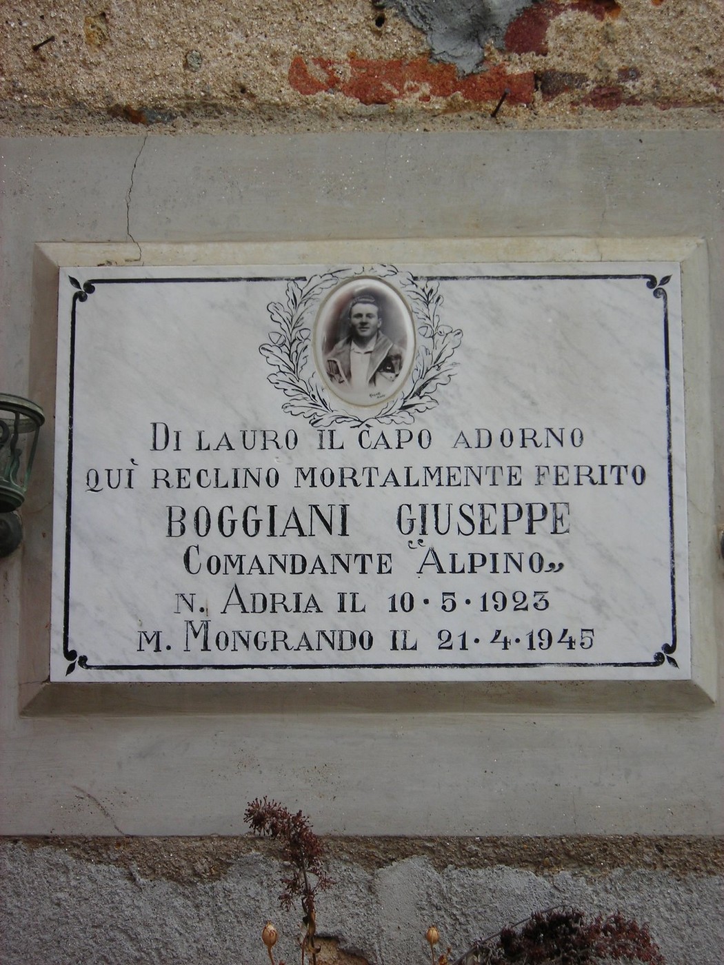 Lapide commemorativa in onore di Giuseppe Boggiani, comandante alpino, caduto nel 1945.