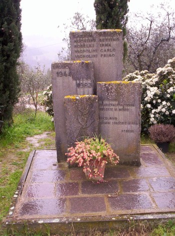 Monumento di Montagnana, commemorativo e immerso nella natura, con fiori e arbusti circostanti.