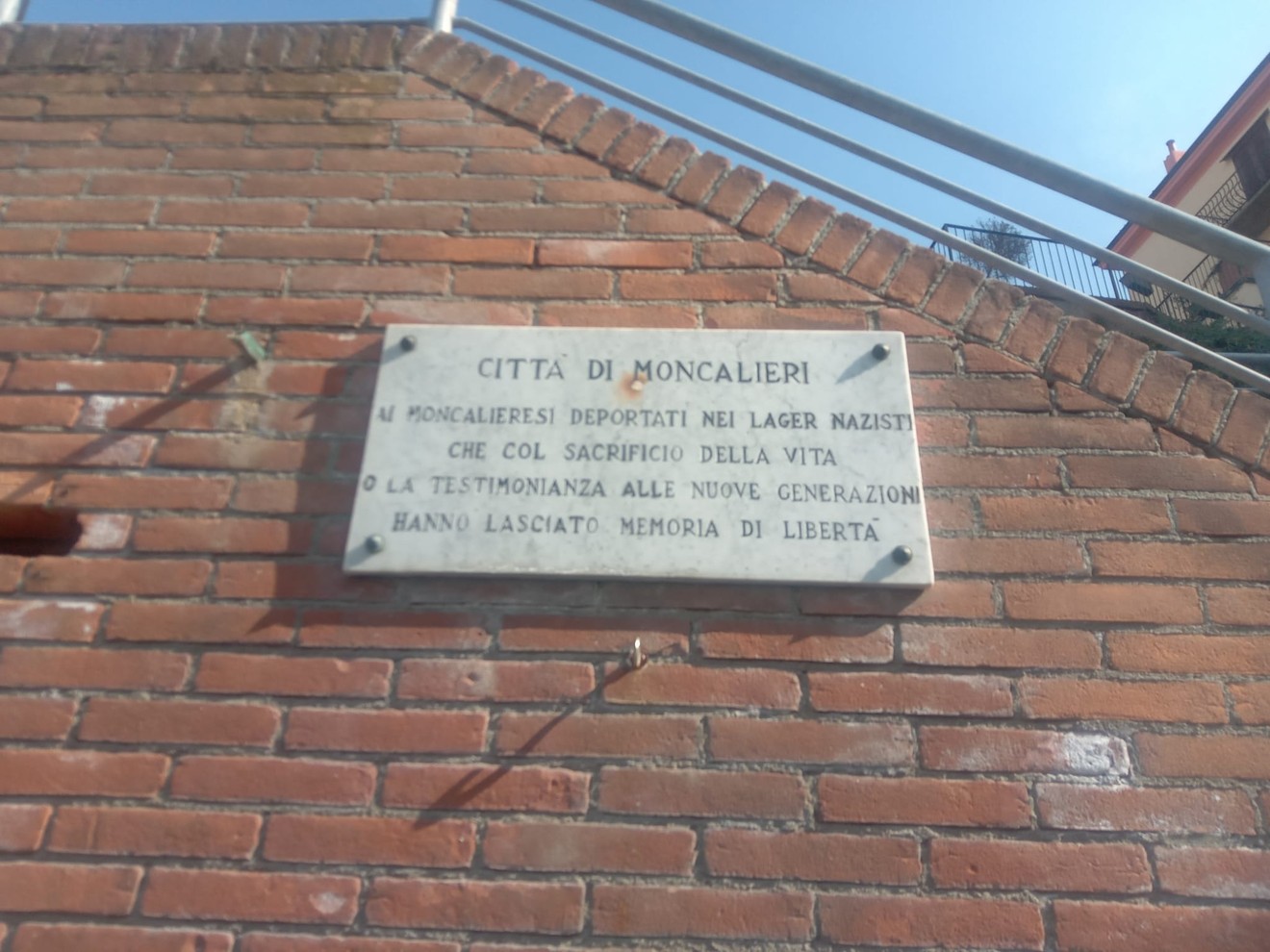 Lapide dedicata ai deportati nei lager nazisti, simbolo di memoria e libertà a Moncalieri.