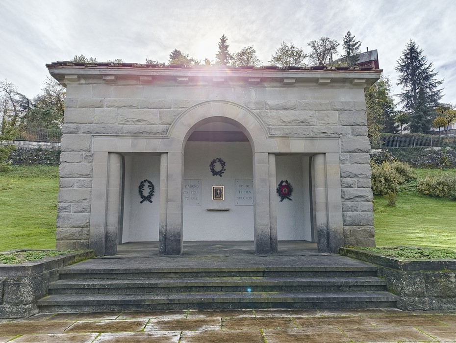 Monumento commemorativo dedicato ai caduti del Cimitero di guerra sudafricano, immerso nel verde e nella tranquillità.