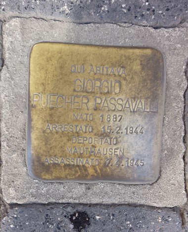 Pietra d'inciampo commemorativa in memoria di Giorgio Puecher Passavalli, con dettagli sulla sua vita e destino.