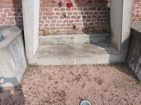 Monumento commemorativo con iscrizioni in memoria di Clerici e Zampiero, nel contesto di un'area visibile.