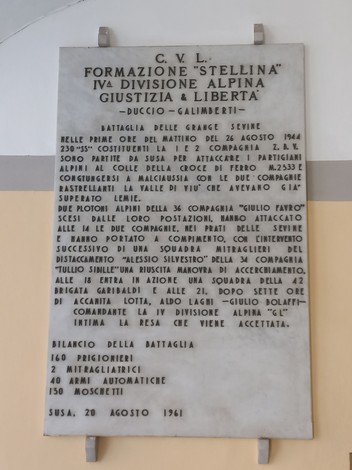 Lapide commemorativa della formazione "Stellina", dedicata alla memoria della battaglia e dei militari coinvolti.