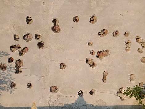Monumento ai caduti del 18 marzo 1945, commemorazione e segno di memoria storica sul territorio.
