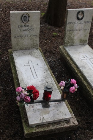 Tombe perpetue con croci e fiori commemorativi, dedicate ai caduti per la Libertà.