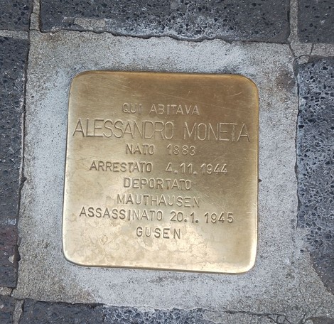 Pietra d'inciampo dedicata a Alessandro Moneta, che ricorda la sua vita e persecuzione durante l'Olocausto.