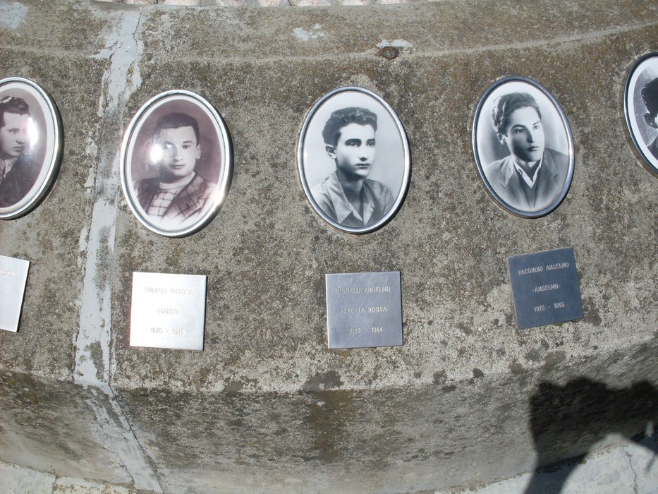 Monumento alla Pace e alla Libertà con ritratti e targhe commemorative di persone significative.