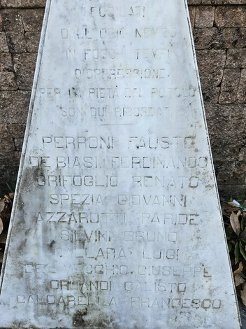 Monumento ai Martiri di Ressora, dedicato ai caduti con iscrizioni e nomi incisi su una stele.
