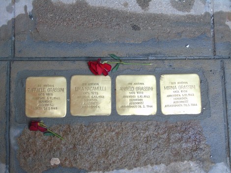 Pietre d'inciampo della famiglia Grassini e Nacamulli, commemorazione con rose rosse.
