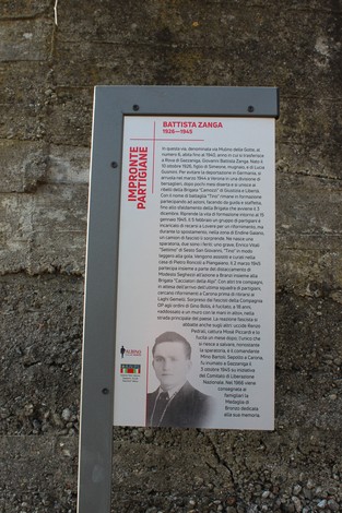 Targa commemorativa che onora Battista Zanga, partigiano attivo durante la Resistenza in Italia.