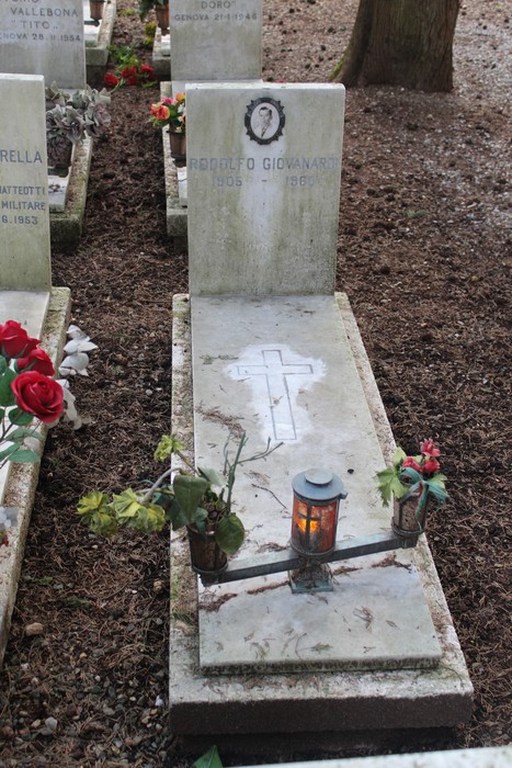 Tombe perpetue dedicate ai caduti per la Libertà, con fiori e luci in memoria.