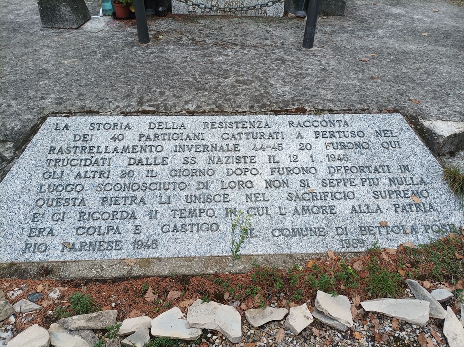 Monumento ai caduti di Rio Farnese, dedicato ai combattenti e al sacrificio durante la Resistenza.