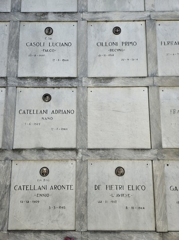 Monumento commemorativo dedicato ai caduti partigiani, con lastre di marmo e nomi in memoria degli eroi.
