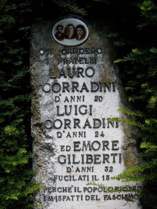 Cippo commemorativo in onore dei fratelli Corradini e Giliberti, vittime del fascismo.