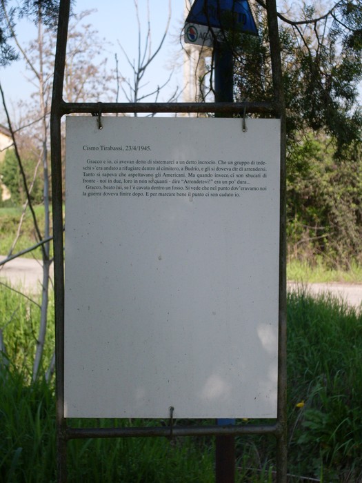 Cippo dedicato a Tirabassi, commemorazione all'aperto in un contesto naturale.
