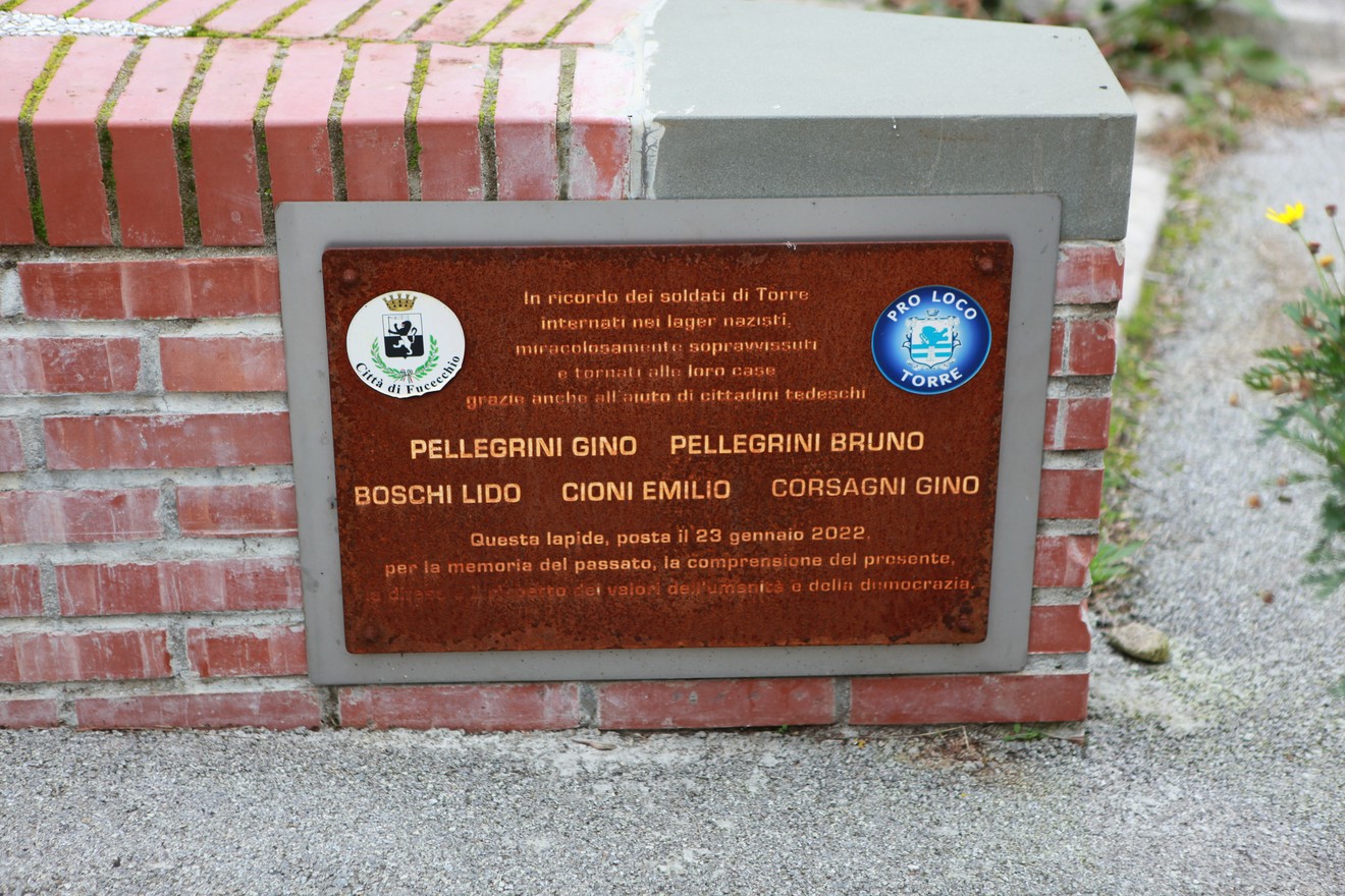 Targa commemorativa in ricordo dei prigionieri dei lager nazisti a Torre.