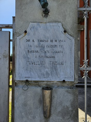Lapide commemorativa dedicata a Crivellari Tarsilio, partigiano ucciso nel 1944.