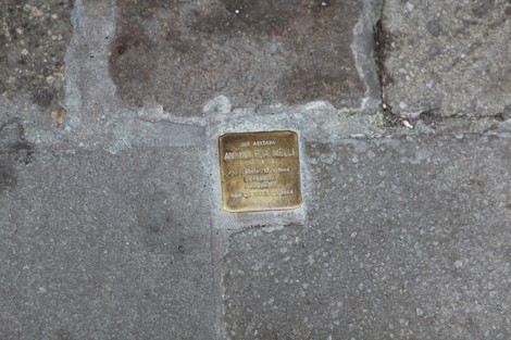 Pietra d'inciampo dedicata ad Antonio Foà Melli, incastonata nel pavimento di una strada.
