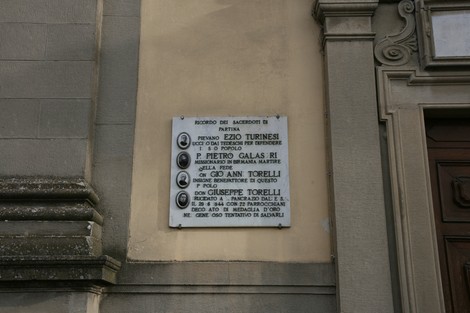 Lapide commemorativa dedicata ai sacerdoti di Partina, in ricordo del loro servizio e sacrificio.