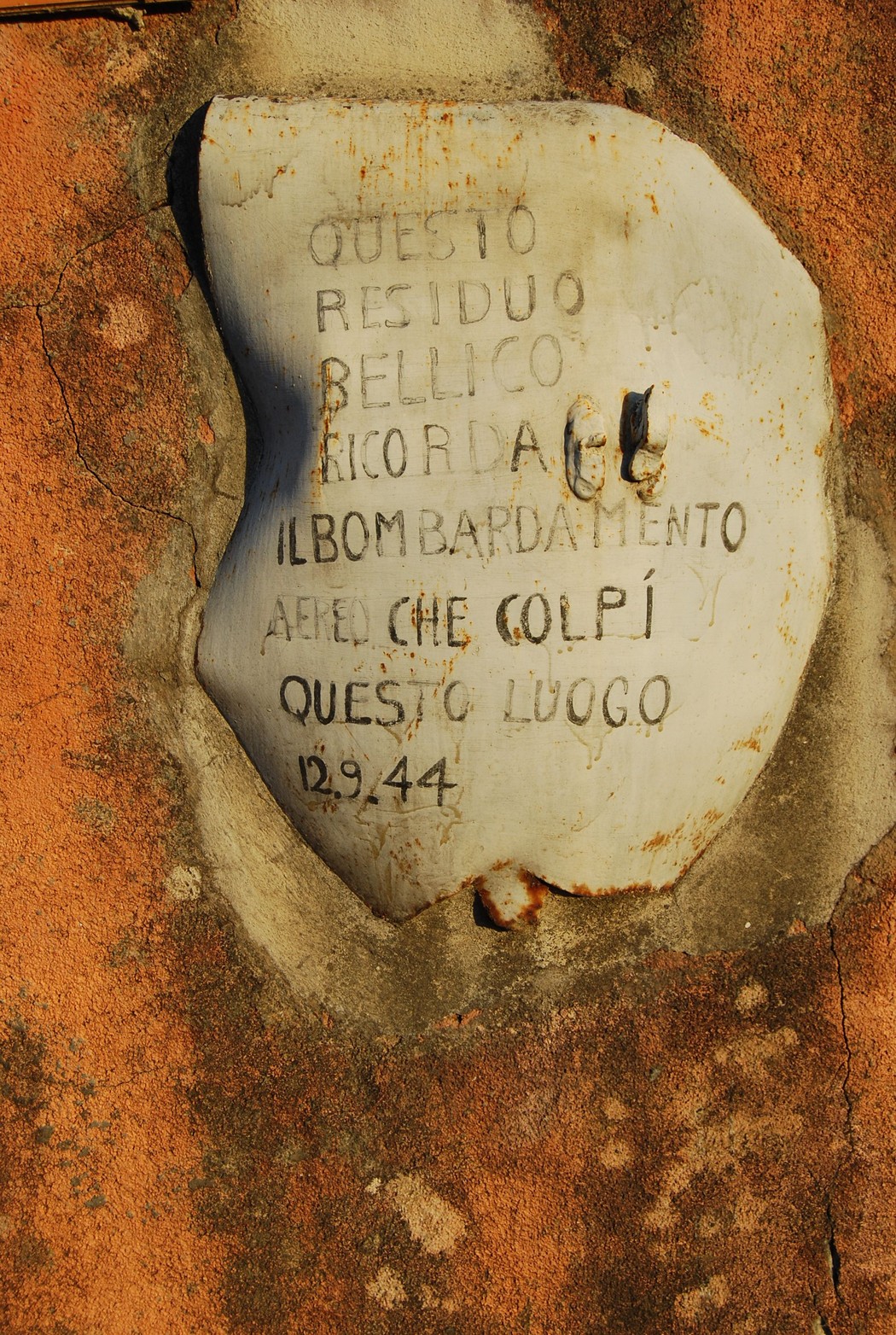 Targa che ricorda il bombardamento che colpì questo luogo nel dicembre 1944.