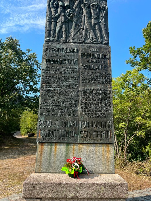 Monumento alla Divisione Pinan Cichero, commemorazione dei partigiani e della resistenza.
