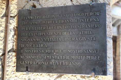 Targa commemorativa alle Fosse Ardeatine, simbolo di resistenza contro la tirannide e per la libertà.