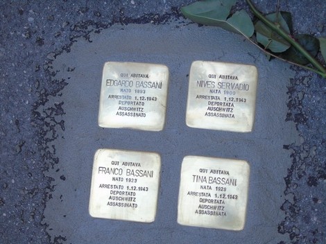 Pietre d'inciampo commemorative dedicate alla famiglia Bassani-Servadio, in memoria delle vittime dell'Olocausto.