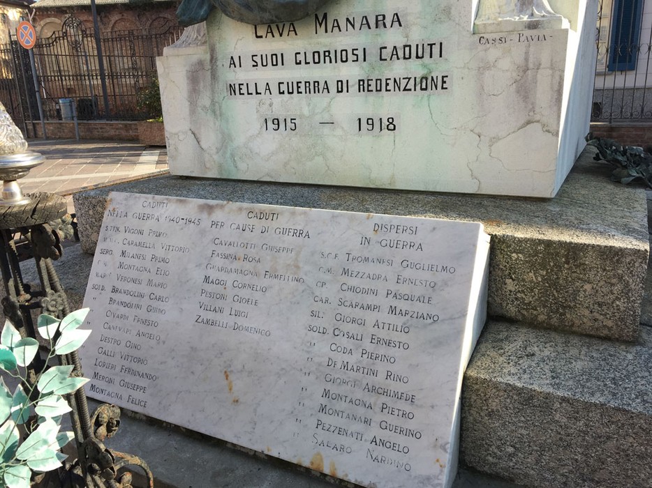 Monumento ai Caduti a Cava Manara, dedicato ai soldati persi nella guerra di redenzione (1915-1918).