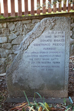 Monumento in memoria di Bettini, Bigazzi e Piccioli, dedicato al loro sacrificio e opera di disminamento.