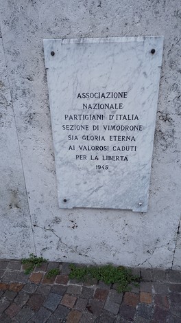 Monumento in marmo dedicato ai Caduti con lapidi commemorative della Resistenza italiana.