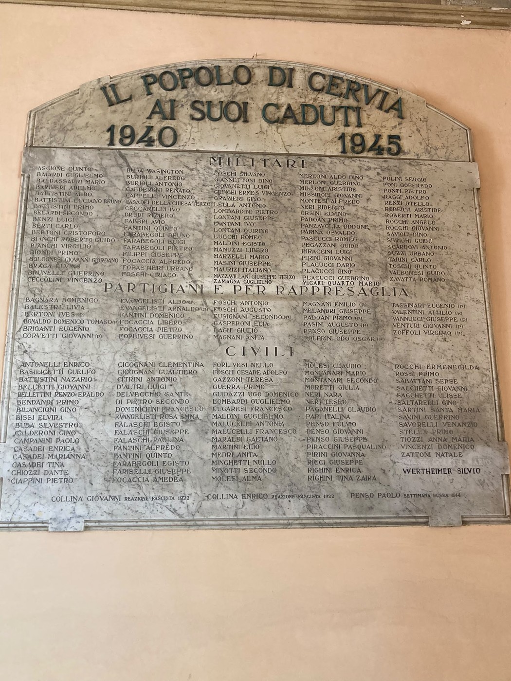 Lapide commemorativa dedicata ai caduti di Cervia tra il 1940 e il 1945, con nomi incisi in pietra.