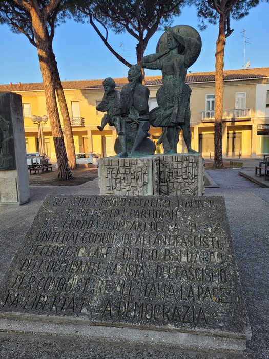 Monumento alla Resistenza, dedicato ai partigiani della seconda guerra mondiale, simbolo di libertà e democrazia.