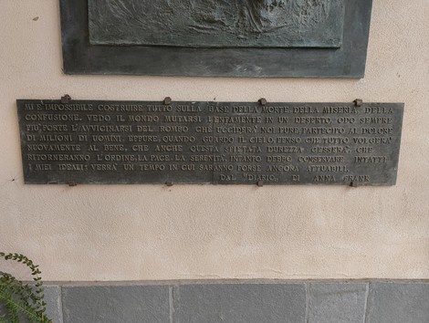 Targa commemorativa ad Anne Frank, che riflette sulla vita e le difficoltà affrontate.