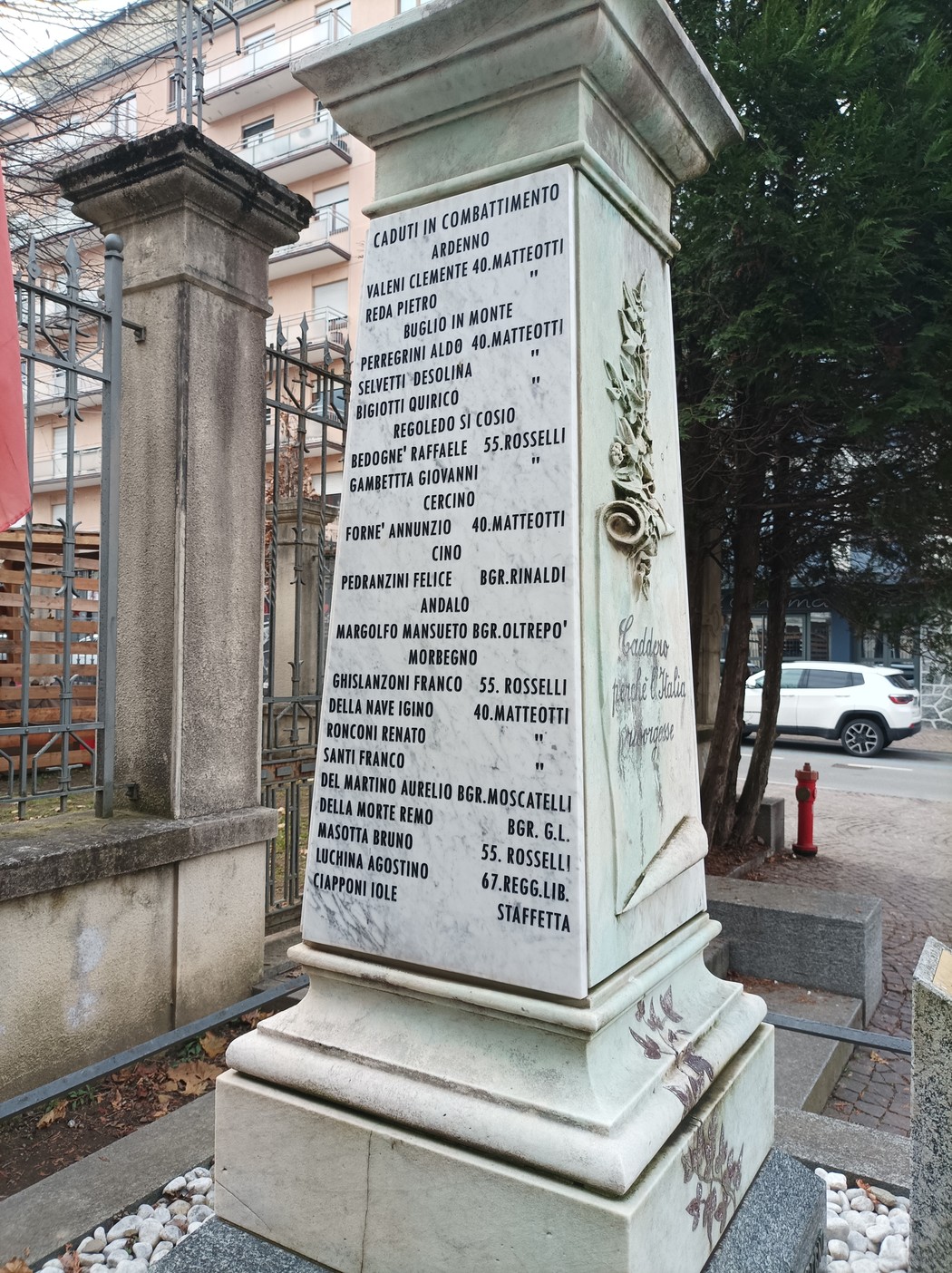 Monumento ai partigiani di Morbegno, onora i caduti in combattimento per la libertà.