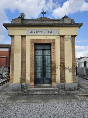 Edificio commemorativo del "Sacrario dei Caduti" conporta in mattoni, porte in vetro e croce sulla sommità.