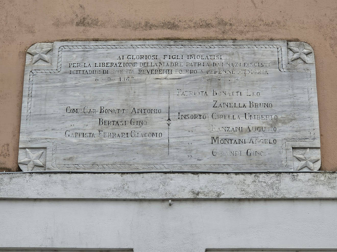 Lapide commemorativa dedicata ai caduti per la Liberazione, con nomi incisi in memoria dei combattenti.