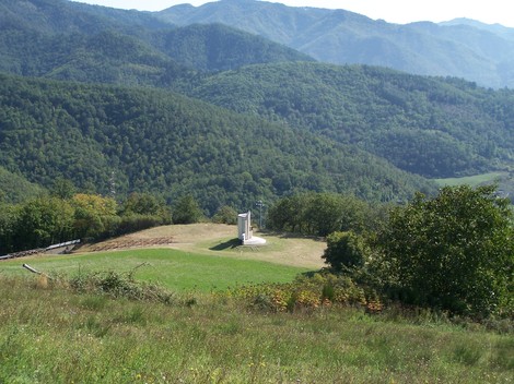 Memoriale dedicato al 363° reggimento di fanteria, immerso nella natura montana.