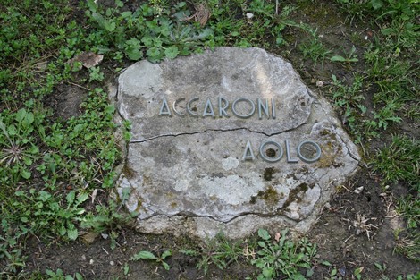 Monumento in pietra nel cimitero di Stia, dedicato a Aolo Accaroni. Atmosfera di memoria e rispetto.