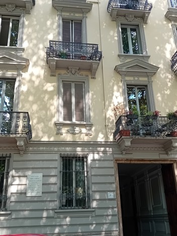 Edificio con facciata in stile classico e balconi, contenente una lapide dedicata a Gobetti.