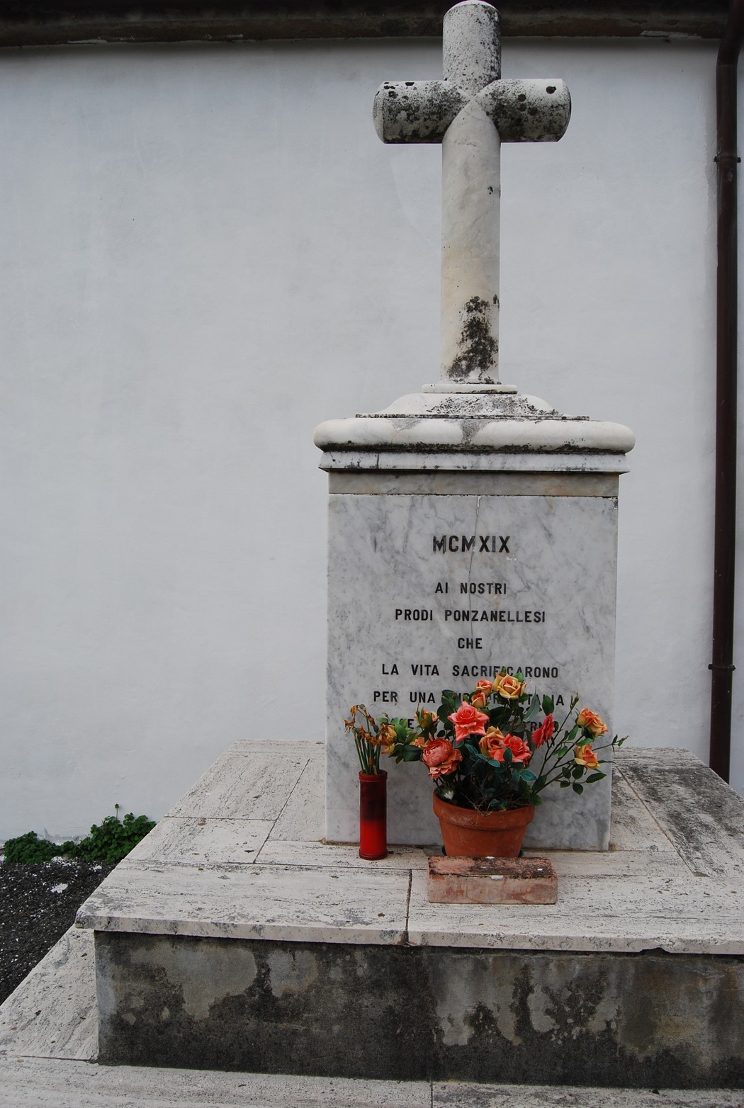 Monumento ai caduti di Ponzanello, dedicato a coloro che hanno sacrificato la vita per la comunità.
