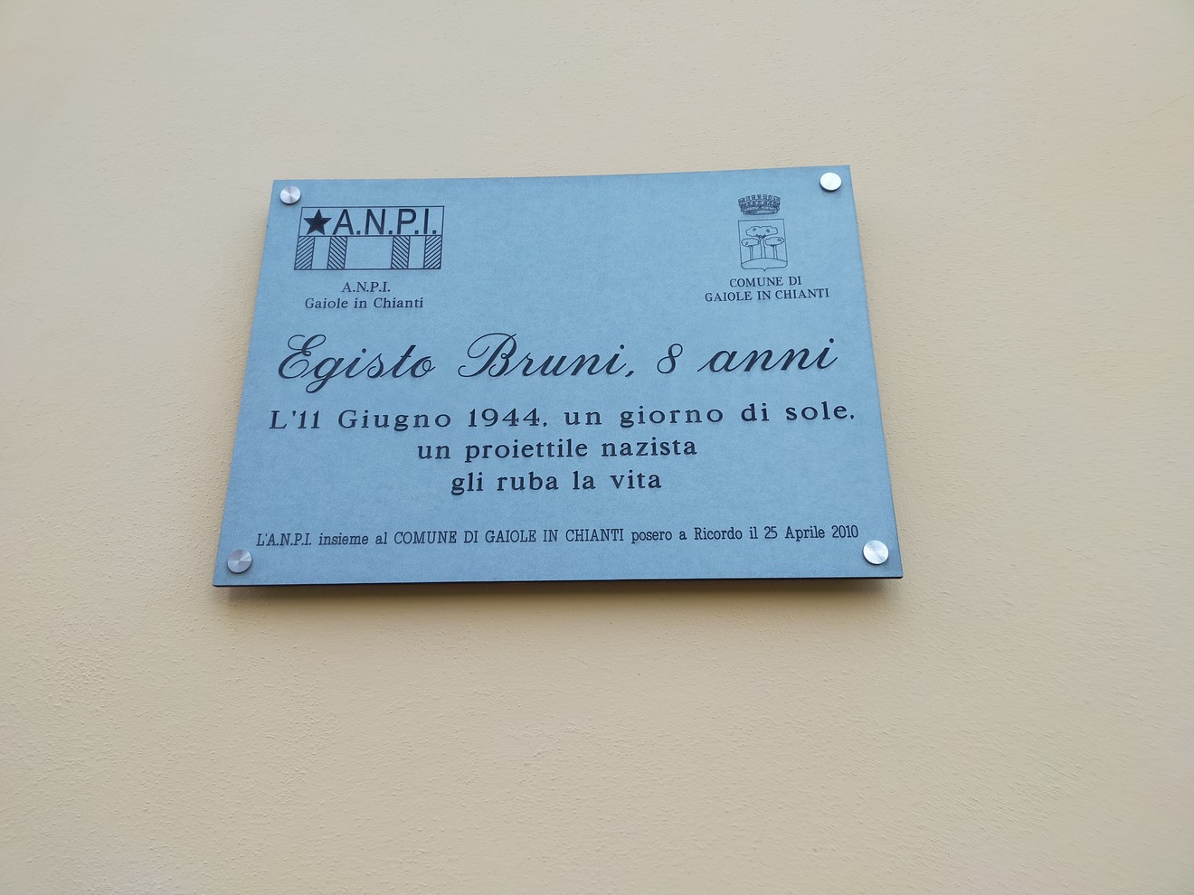Targa commemorativa in onore di Egisto Bruni, vittima di un proiettile nazista nel 1944.